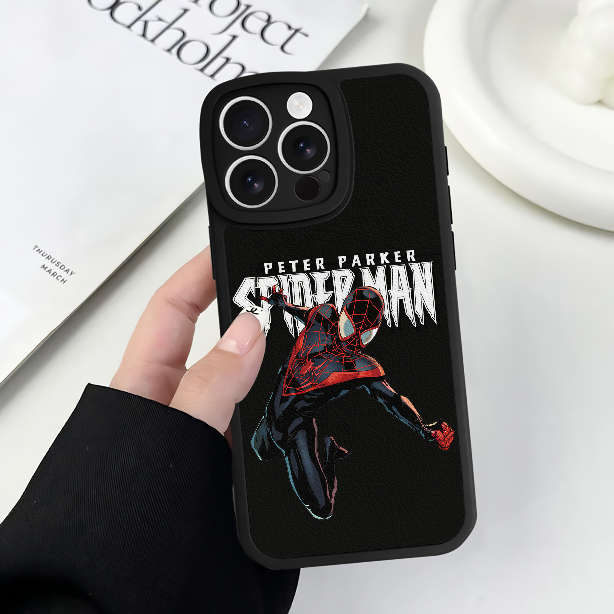 （画像用） Spider Man スパイダーマン 【iPhone 16シリーズ対応】シリコンスマホケース（レザー調） 材質：シリコン